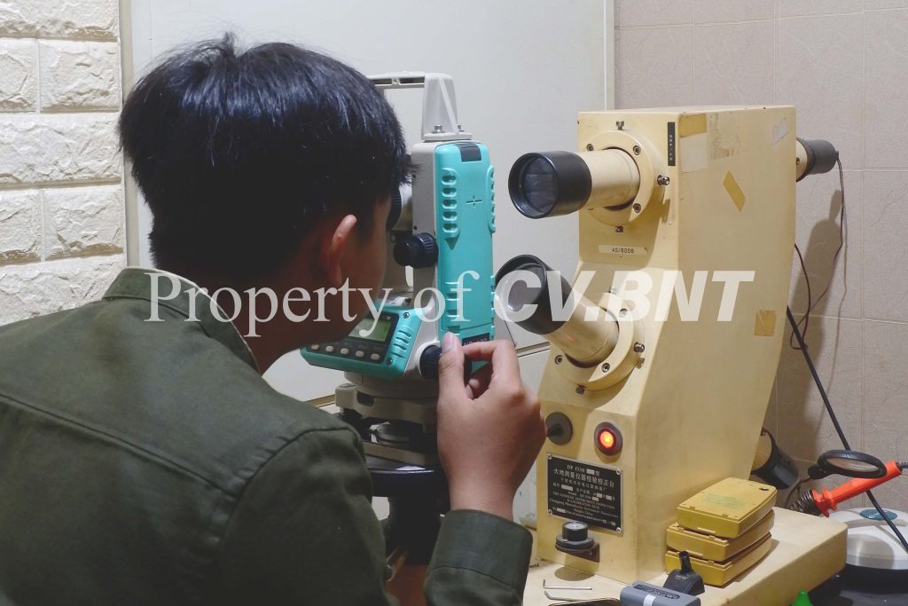 Teknisi sedang mengkalibrasi Total Station Ruide untuk memastikan akurasi unit layanan sewa total station dan jual total station.