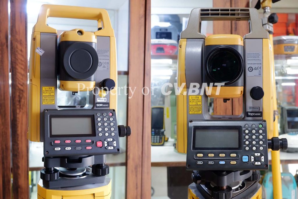 Perbandingan visual alat survey Total Station Topcon GM-50 dan GM-100 untuk proyek konstruksi.