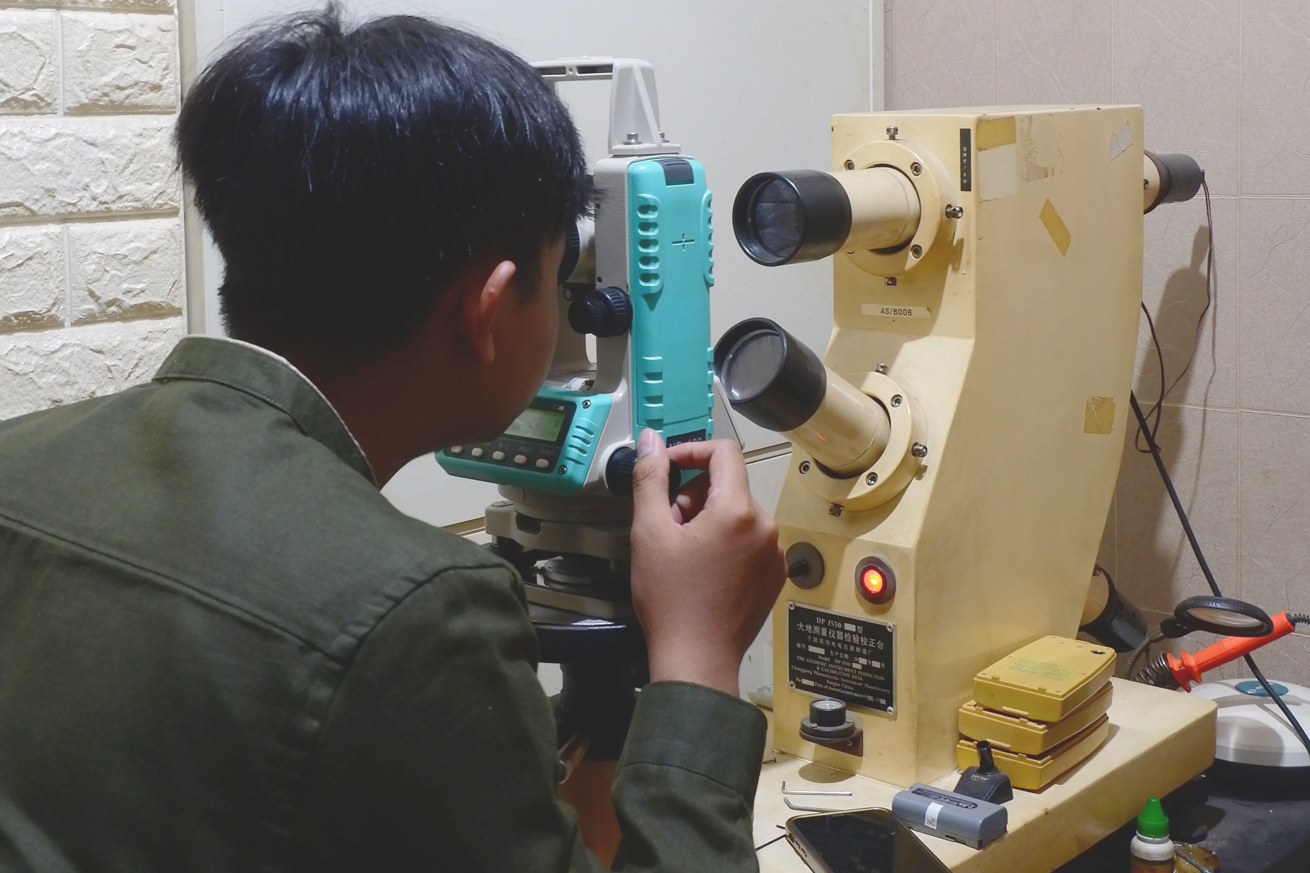 teknisi ahli melakukan kalibrasi digital theodolite nikon