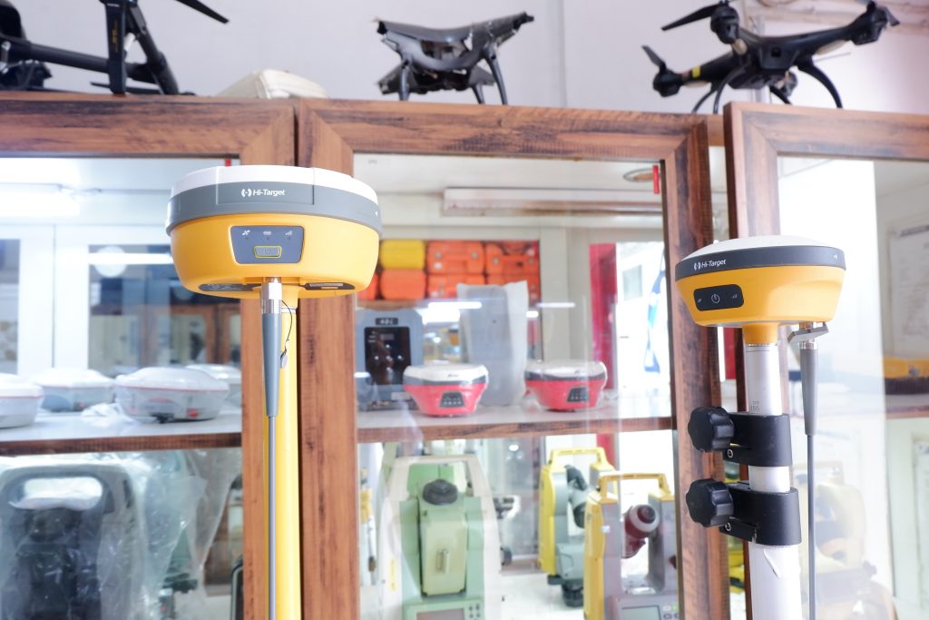 Unit perangkat GPS RTK yang terpasang pada tripod untuk kebutuhan jasa ukur topografi presisi tinggi