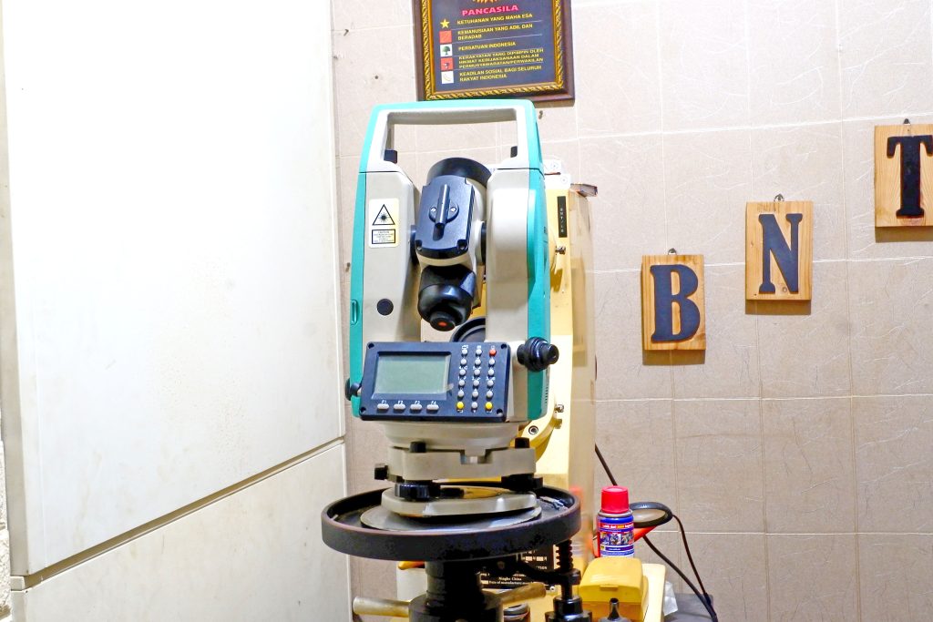 Tempat kalibrasi alat survey di CV.BNT: proses penyetelan dan kalibrasi digital theodolite Ruide menggunakan kolimator standar