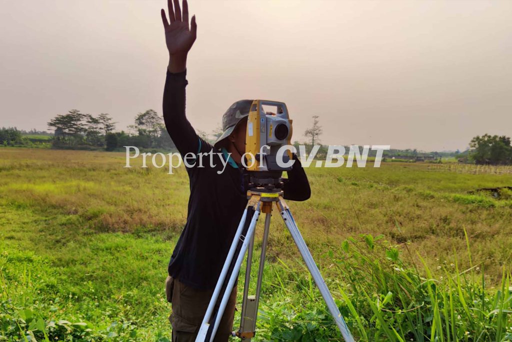 Instrumen total station topcon yang tersedia untuk layanan sewa harian dan surveyor topografi