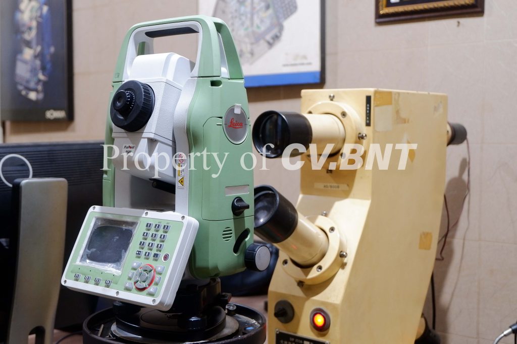 unit sewa total station Leica untuk pengukuran akurat di area proyek konstruksi.