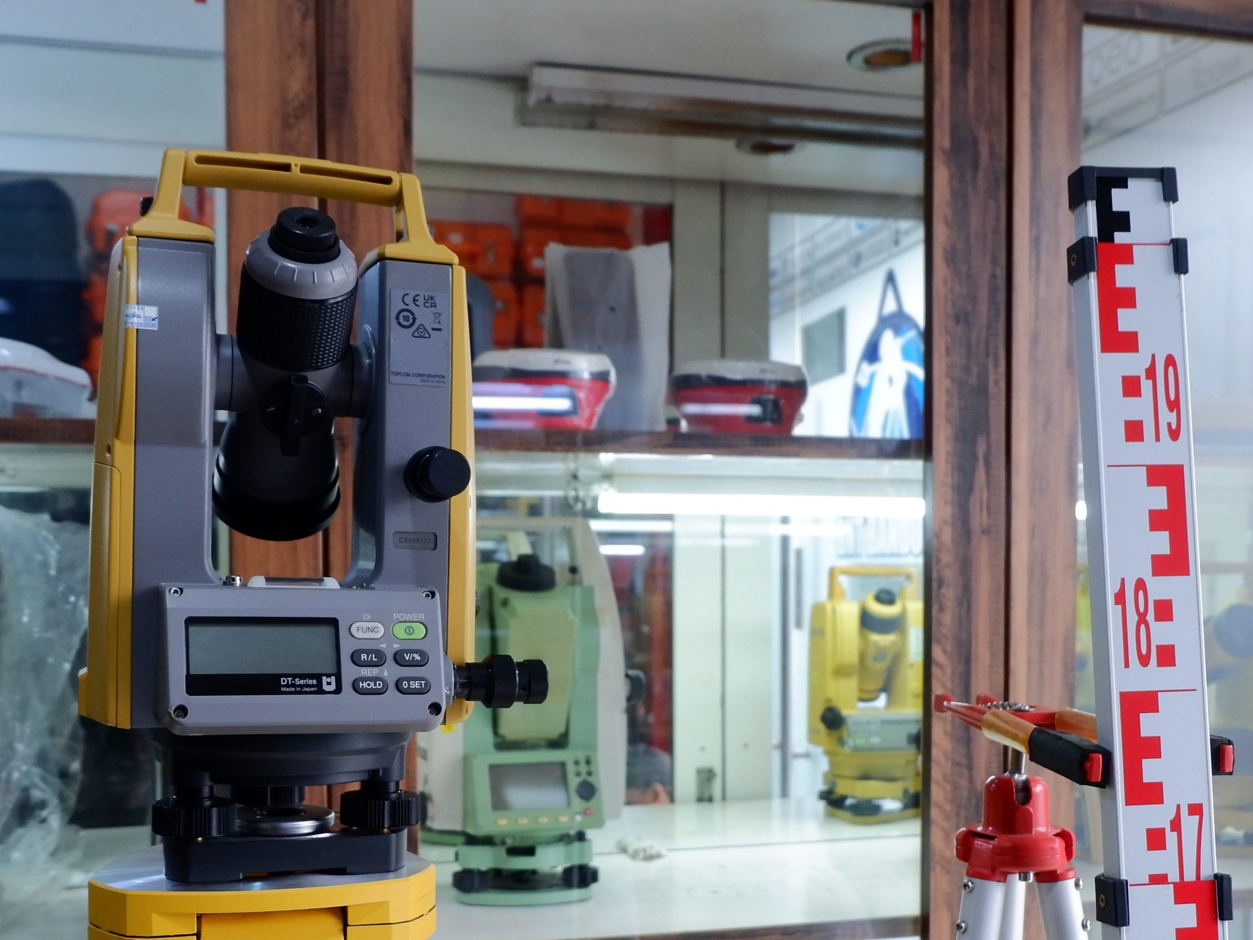 gambar digital theodolite topcon dt 300 yang ada di list harga digital theodolite terbaru 2026.