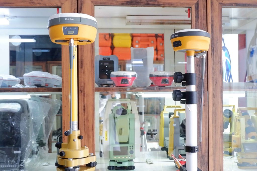 Base GPS RTK V30+ menggunakan statif untuk pengukuran topografi yang akurat